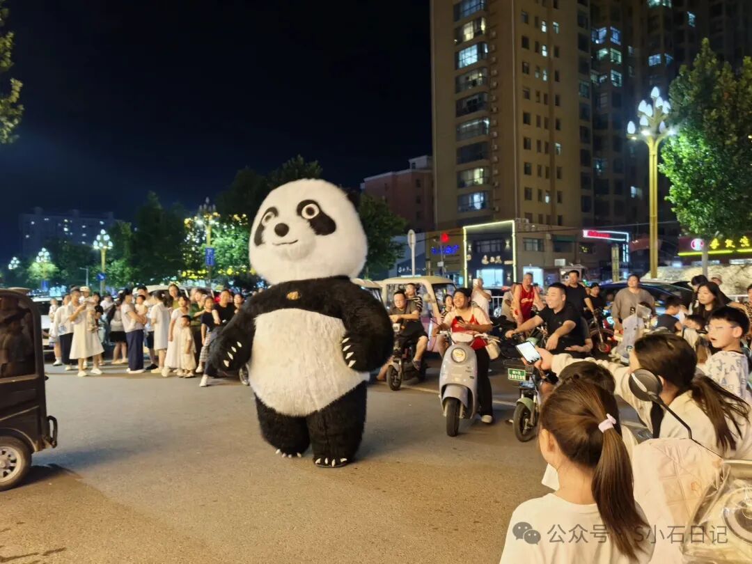 围观的观众不少呢