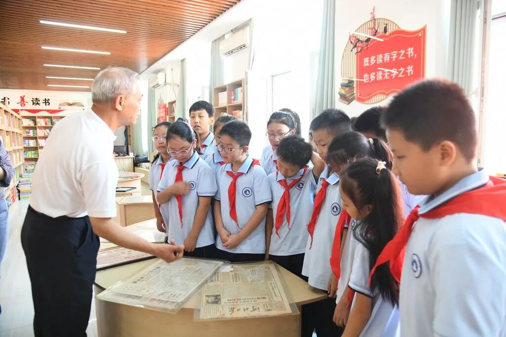 宁晋县朝阳街小学开展长征文献专题展进校园活动