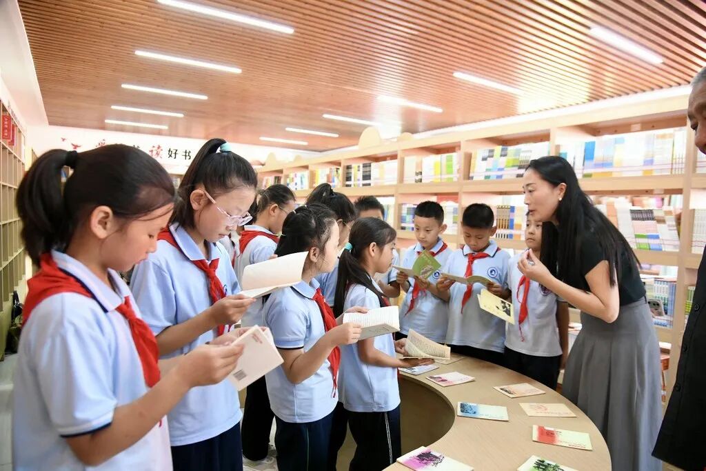 宁晋县朝阳街小学开展长征文献专题展进校园活动