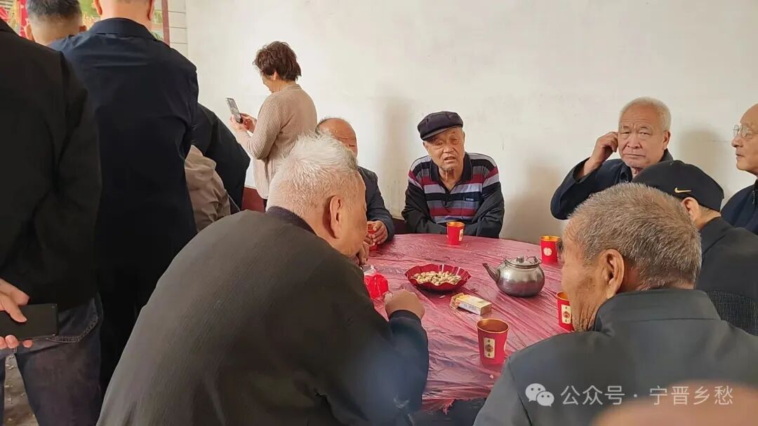 好热闹，赵县张武君家门口发生啥事了