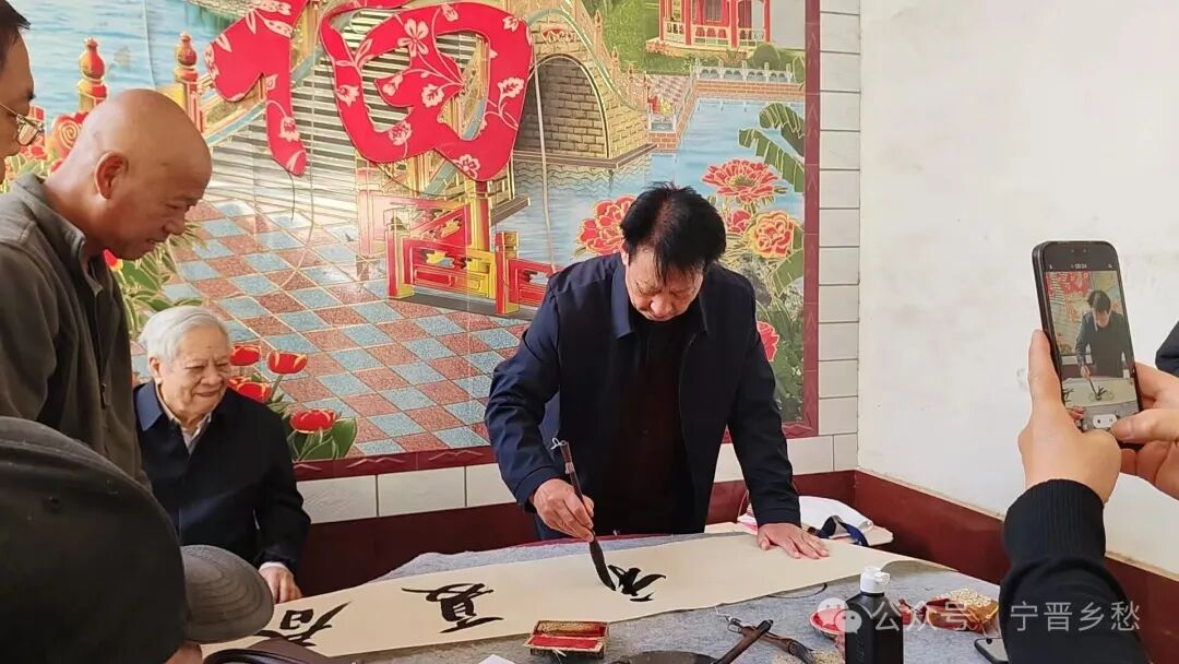 好热闹，赵县张武君家门口发生啥事了